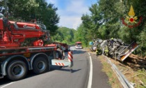 Borgo Ticino: camion si ribalta e prende fuoco