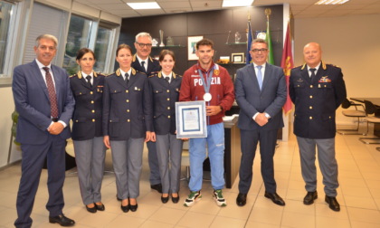 Il campione Olimpico verbanese Carlo Tacchini riceve una targa dal Questore del Vco