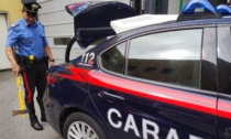 "Hai piegato il manico della scopa: ti ammazzo" Carabinieri fermano uomo con un'ascia