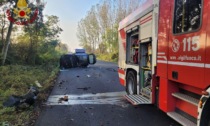 Auto contro albero a Novara: conducente incastrato tra le lamiere