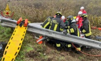 Escono di strada e il guard rail si incastra nell'abitacolo: 2 giovani in codice rosso a Novara