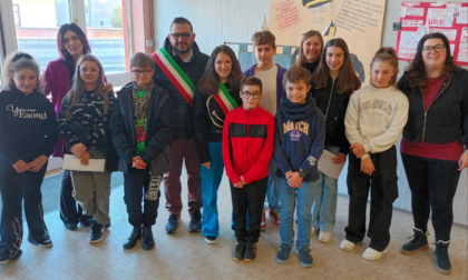 All'Rsa di Borgo Ticino generazioni a confronto: consiglio dei ragazzi in visita