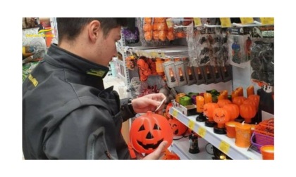 Gdf sequestra 15mila articoli di Halloween e Natale: multa fino a 60mila euro