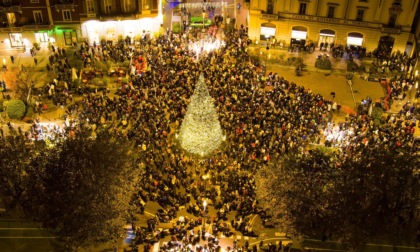 Al via il Natale aronese: città illuminata a festa VIDEO