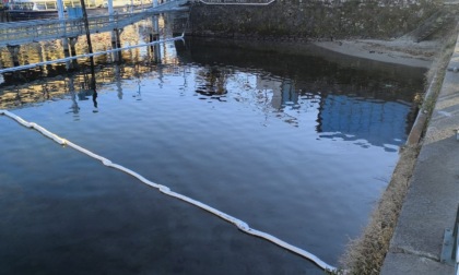 Nuovo sversamento a lago di idrocarburi in largo Caduti di Nassiriya ad Arona