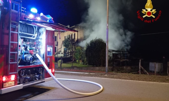 Incendio In Un Capannone A Pisano Intervento Dei Vigili Del Fuoco