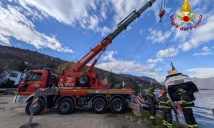 Auto affonda nelle acque antistanti Stresa: recuperata a 28 metri di profondità VIDEO