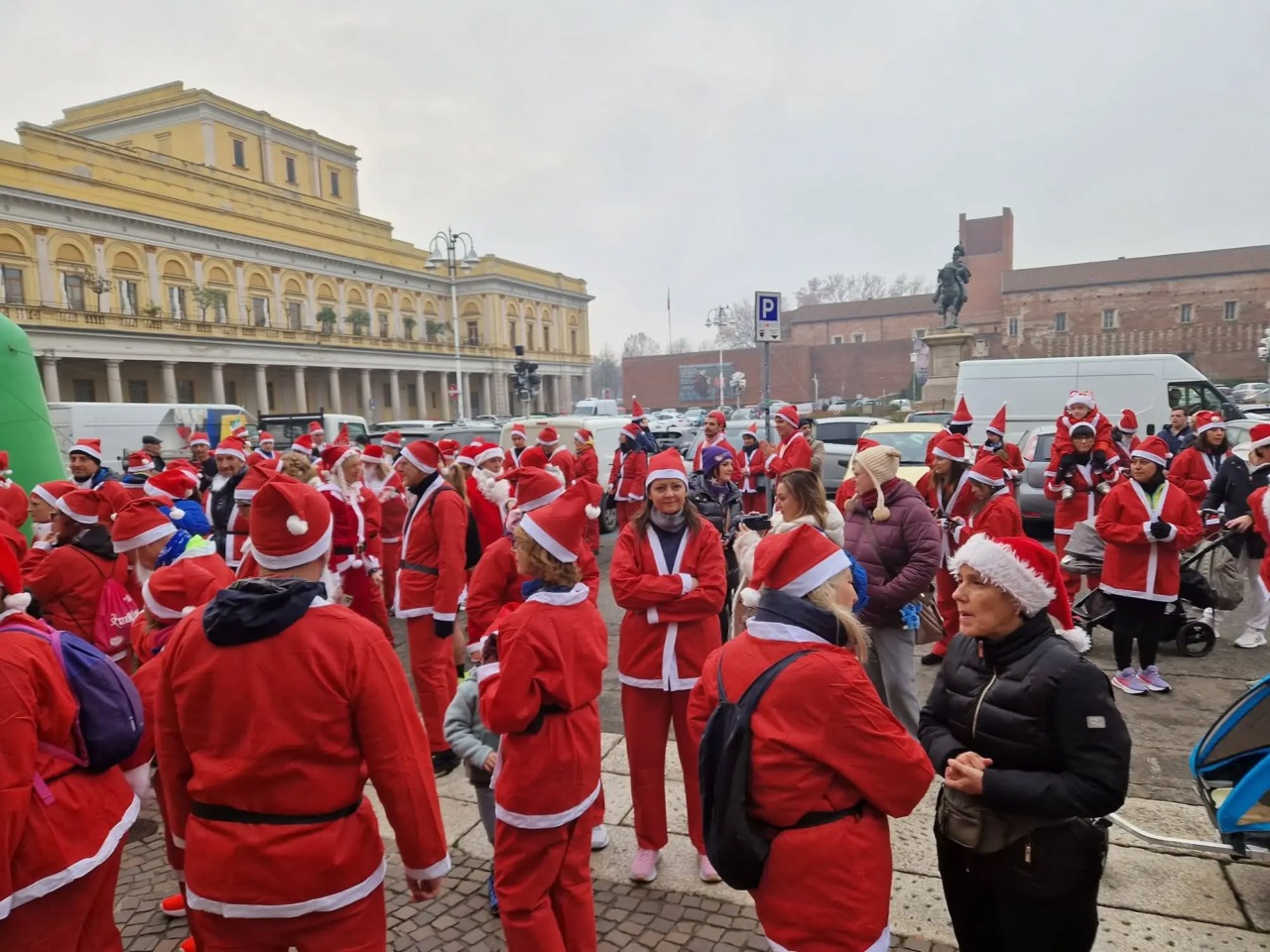 Corsa dei Babbi Natale a Novara: oltre 300 partecipanti a sostegno della Terapia Neonatale