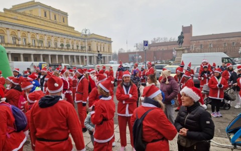 Corsa dei Babbi Natale a Novara: oltre 300 partecipanti a sostegno della Terapia Neonatale