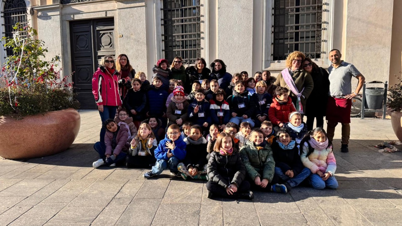 I piccoli della Galvani decorano piazza Gramsci con gentilezza e creatività