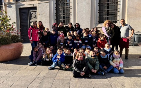 I piccoli della Galvani decorano piazza Gramsci con gentilezza e creatività