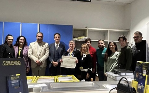 Il sindaco di Arona onora Rosaria Pesca, storica dipendente delle Poste