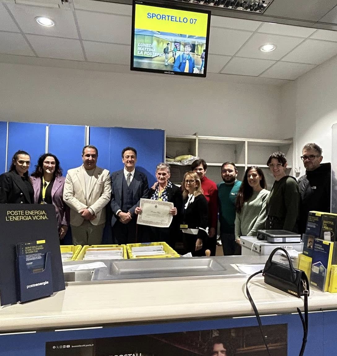 Il sindaco di Arona onora Rosaria Pesca, storica dipendente delle Poste