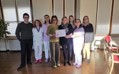 La Rsa San Francesco riceve un riconoscimento per la “doll therapy” nella cura della demenza