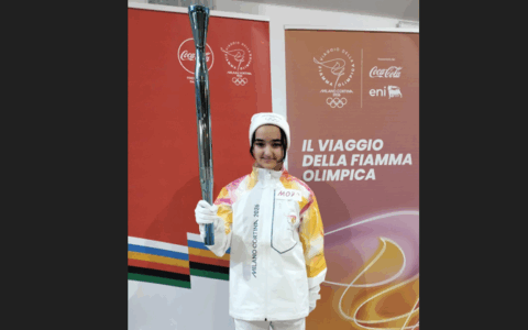 Marcella Serra, la giovane tedofora di Castelletto, accompagna la fiamma olimpica