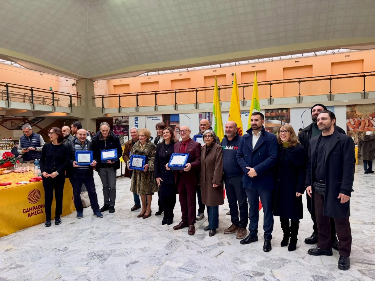 Riconoscimenti a Otto Imprese Storiche Durante il Mercato di Campagna Amica a Novara