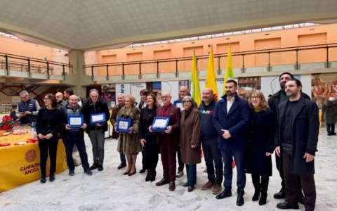 Riconoscimenti a Otto Imprese Storiche Durante il Mercato di Campagna Amica a Novara