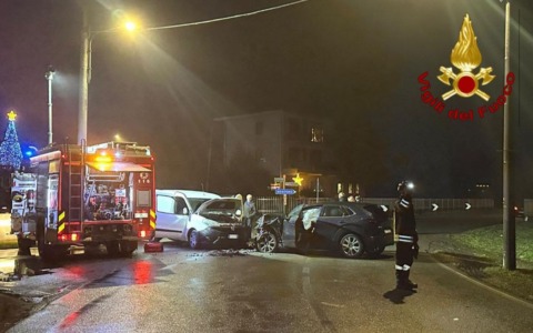 Scontro tra auto a Borgomanero: un ferito