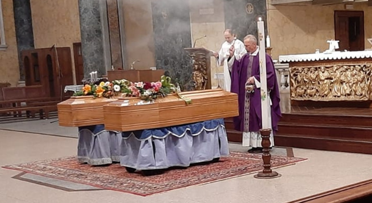 Cameri in lutto per Gian Franco e Maria Teresa: l’ultimo saluto nella chiesa parrocchiale
