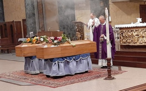 Cameri in lutto per Gian Franco e Maria Teresa: l’ultimo saluto nella chiesa parrocchiale