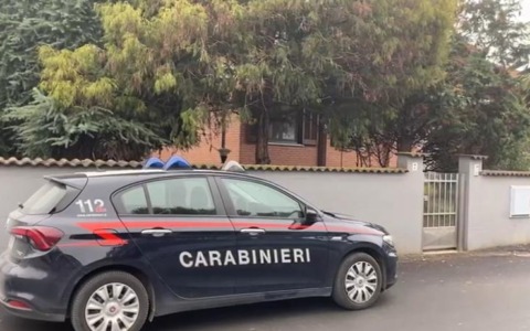 Cameri, omicidio-suicidio in una villa: un uomo uccide la moglie e si toglie la vita