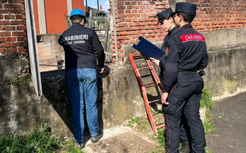 Denuncia per condizioni di lavoro pericolose in un cantiere a Romagnano Sesia