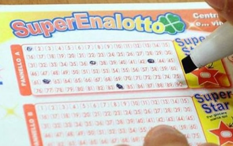 Fara Novarese celebra una vincita al SuperEnalotto: centrato un “5”