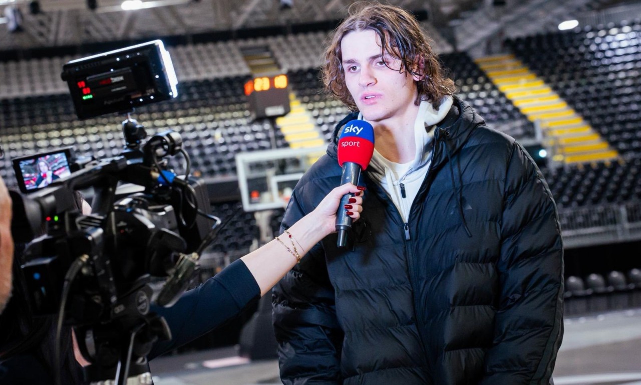 Francesco Ferrari del College Basketball Borgomanero firma un accordo con la Virtus Bologna