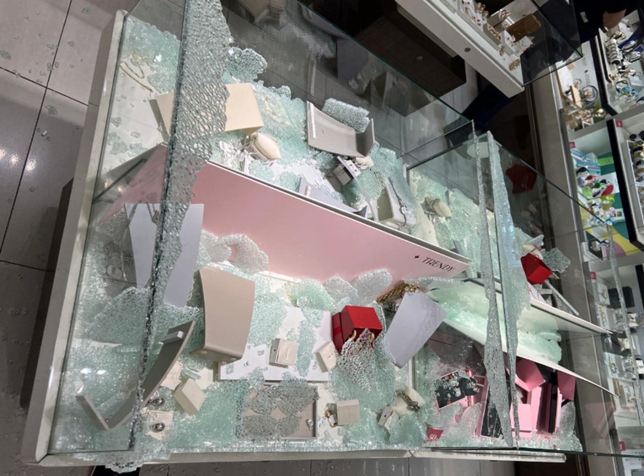 Furto di gioielli al Centro Commerciale: ladri scendono dal tetto