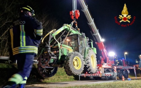 Intervento dei Vigili del Fuoco per trattore ribaltato a Dormelletto