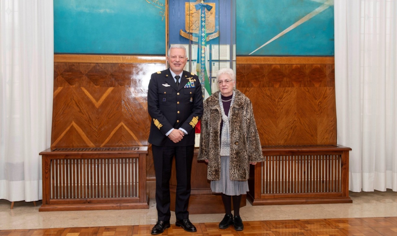 L’Aeronautica rende omaggio al Maggiore Mariangela Valentini: la madre Piera riceve un riconoscimento