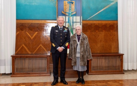 L’Aeronautica rende omaggio al Maggiore Mariangela Valentini: la madre Piera riceve un riconoscimento