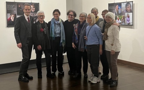 La mostra fotografica itinerante sulle esperienze delle pazienti oncologiche arriva a Novara