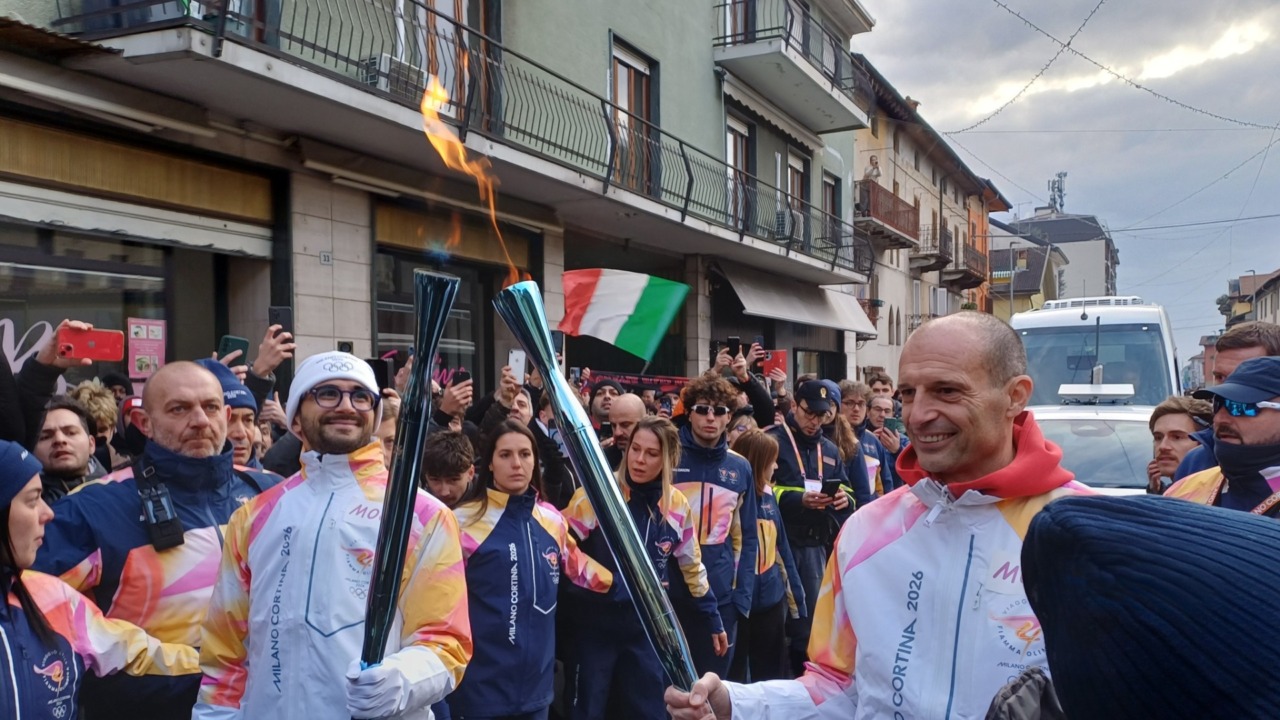 Massimiliano Allegri accoglie la fiamma olimpica a Borgomanero