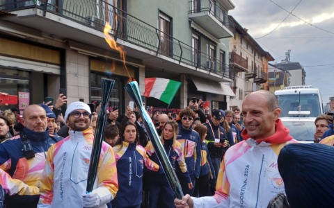Massimiliano Allegri accoglie la fiamma olimpica a Borgomanero