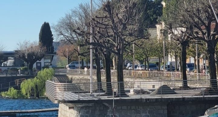 Nuovo marciapiede tra Padiglione Genietto e piazzale Aldo Moro a Lesa