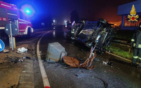 Scontro tra auto e statua nella rotonda di Oleggio