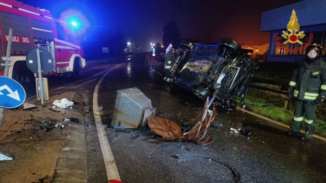 Scontro tra auto e statua nella rotonda di Oleggio