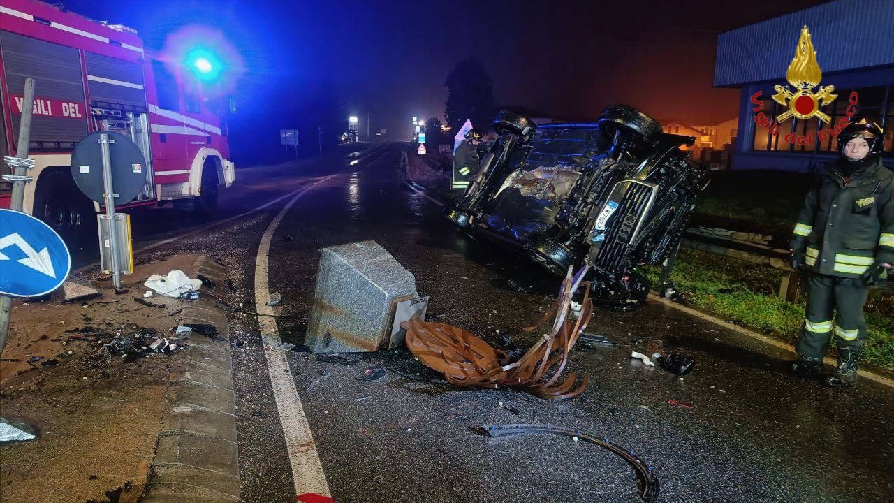 Scontro tra auto e statua nella rotonda di Oleggio