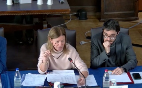 Approvate le variazioni al bilancio 2026-2028 in consiglio ad Arona
