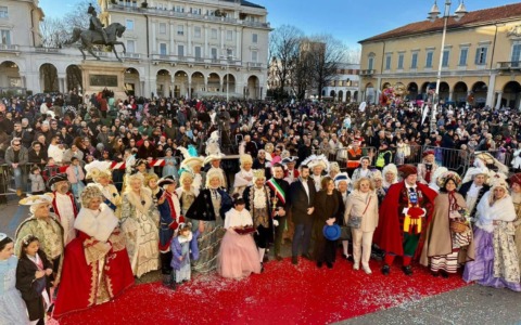 Carnevale Novarese, conclusa l’edizione 2026: piazza Martiri affollata