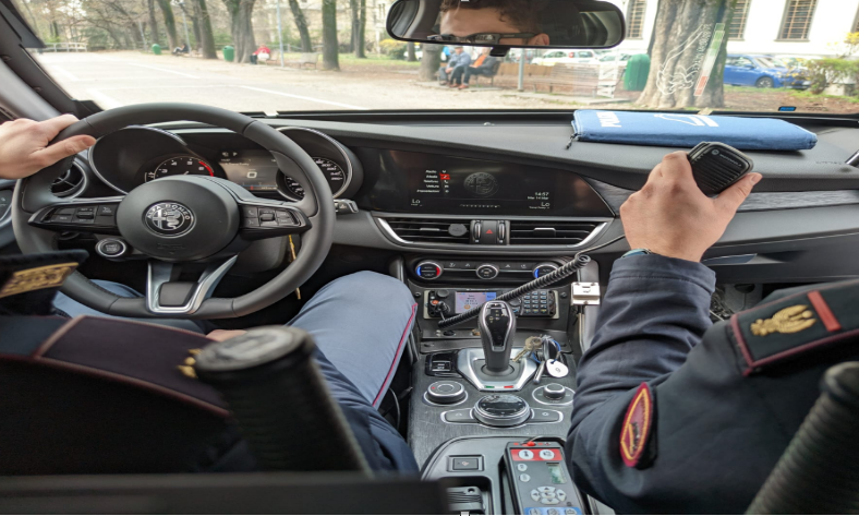 Denunciato per furto e utilizzo fraudolento del bancomat in un supermercato di Novara