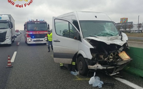 Furgone coinvolto in un incidente: conducente in ospedale a Vercelli