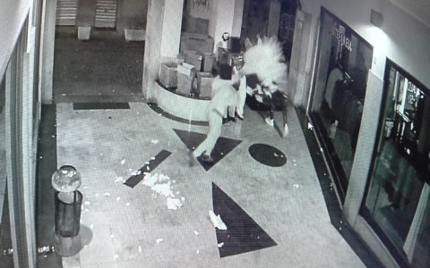 Identificati e denunciati i vandali nel centro di Novara