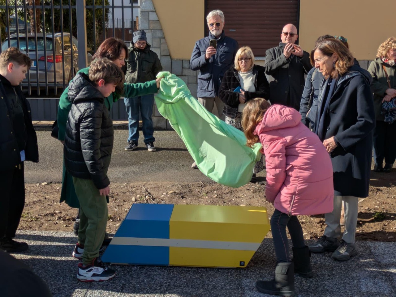 Inaugurata a Galliate la “Panchina Gialla” contro bullismo e cyberbullismo