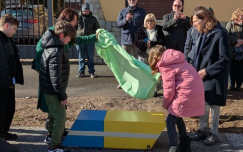 Inaugurata a Galliate la “Panchina Gialla” contro bullismo e cyberbullismo