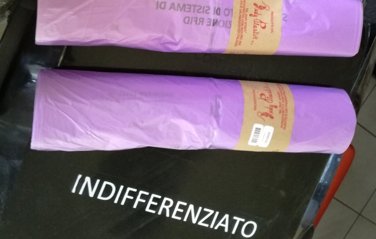 Inizio distribuzione dei sacchi conformi ad Arona: date e dettagli