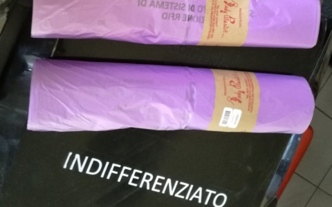 Inizio distribuzione dei sacchi conformi ad Arona: date e dettagli