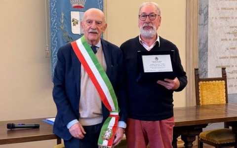 Manuel Fabris è il Meinese dell’anno: un premio per la sua dedizione alla comunità