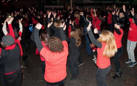 Oleggio partecipa a One Billion Rising 2026: flashmob e mostra al museo per combattere la violenza sulle donne